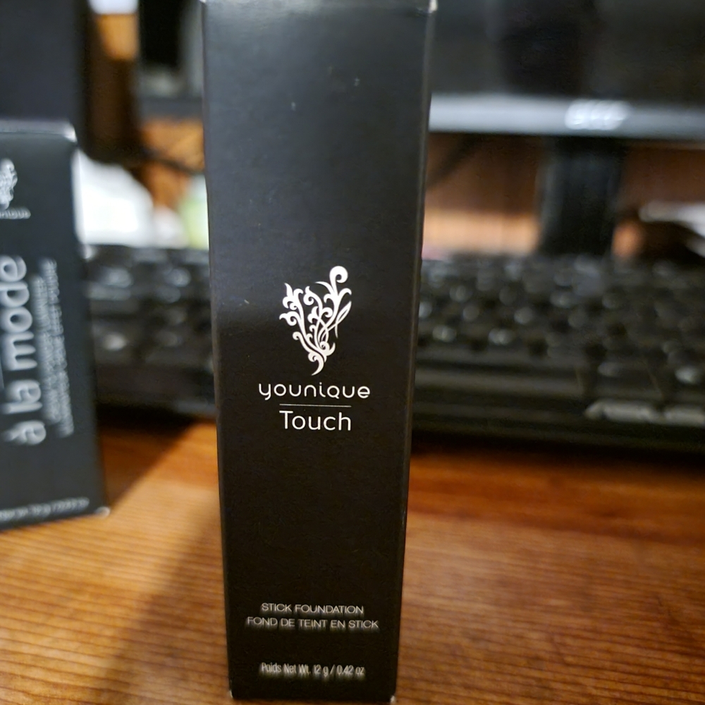 Younique Stick Foundation - Scarlett- BNIB